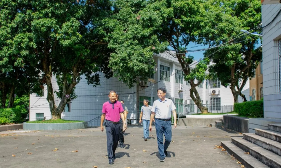 蓬壶镇党委书记周伯祥分别来到蓬壶中学,蓬壶中心小学,永春三中,汤城